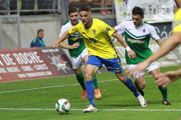 Lolo Plá, ante varios jugadores del Racing de Ferrol / Trekant Media