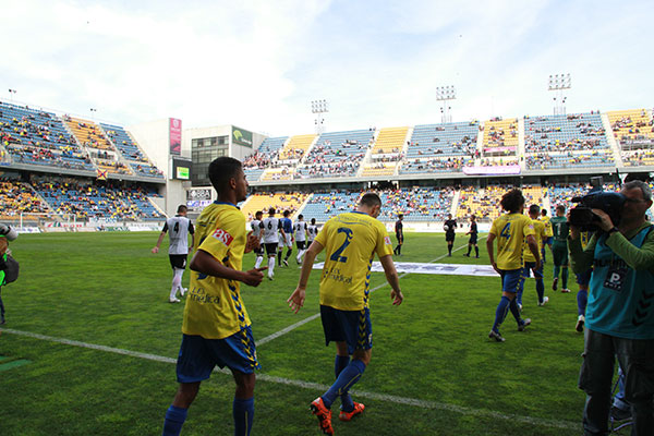 El Cádiz CF saltando al terreno de juego del estadio Ramón de Carranza / Trekant Media