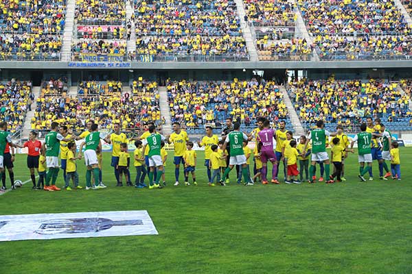 Cádiz CF y Racing de Ferrol se saludan antes del partido de la ida de la primera ronda del playoff / Trekant Media