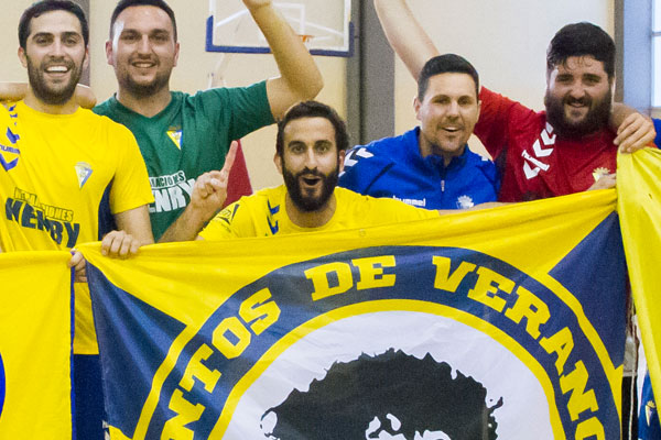 Juan Alberto celebra el campeonato con la pancarta de Sección Tintos / Trekant Media