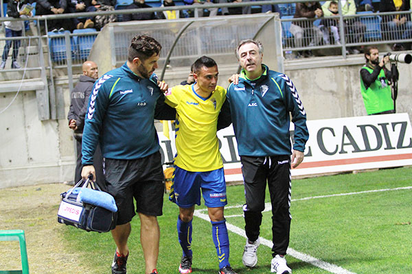 Álvaro García, atendido por los servicios médicos del Cádiz CF / Trekant Media