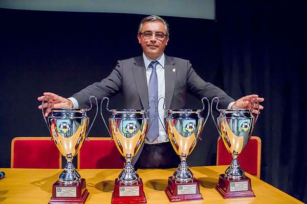 Luis Sánchez Grimaldi, con las copas de campeón de la 2013-2014 / Trekant Media