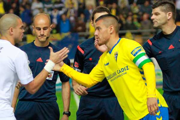 Josete saludando a Pepe antes del partido / Trekant Media