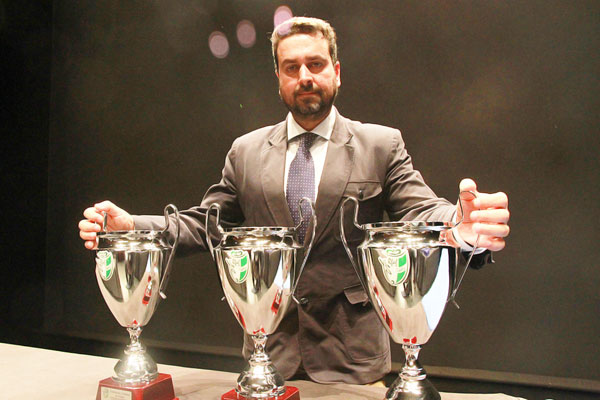 Martín José García Marichal, con las copas de campeón del Cádiz CF / Trekant Media