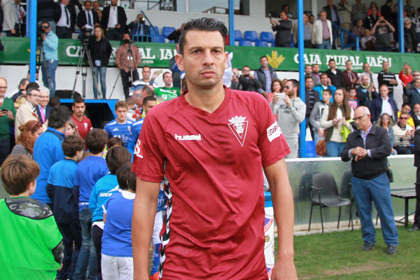 Sergio Mantecón en el estadio de Linarejos / Trekant Media