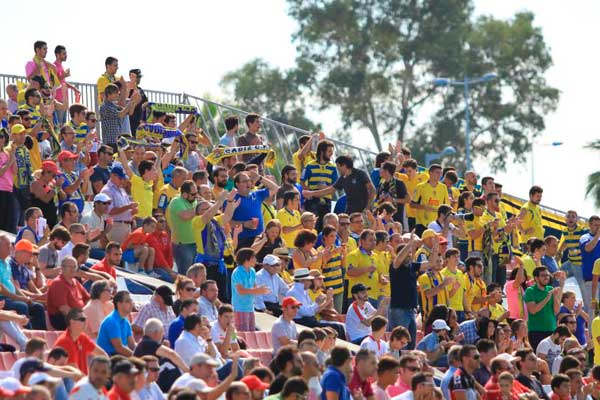 Aficionados cadistas en la Ciudad Deportiva del Sevilla FC / Trekant Media