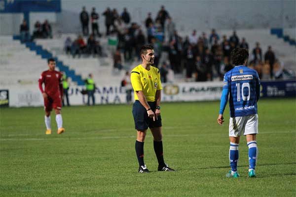 El colegiado Ortiz Arias ayer en Linares / Trekant Media