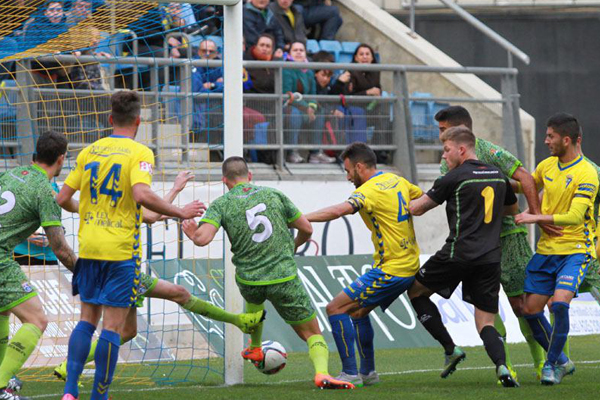 Lance de juego del Cádiz - La Hoya Lorca. / Trekant Media