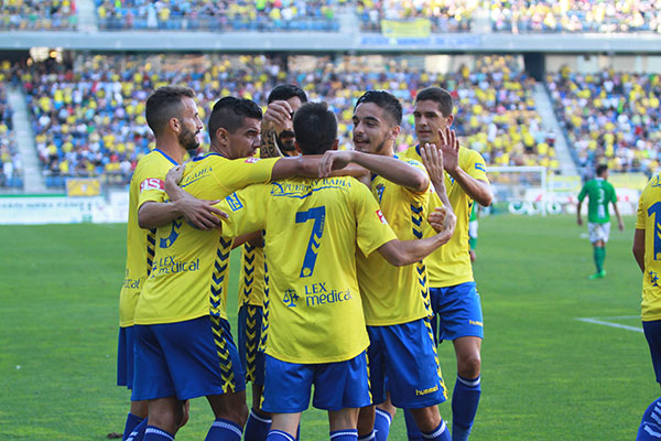 Jugadores del Cádiz CF celebran un gol en el estadio Ramón de Carranza / Trekant Media