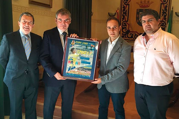 Entrega del cartel del Cádiz - Real Murcia al Ayuntamiento de Grazalema / cadizcf.com