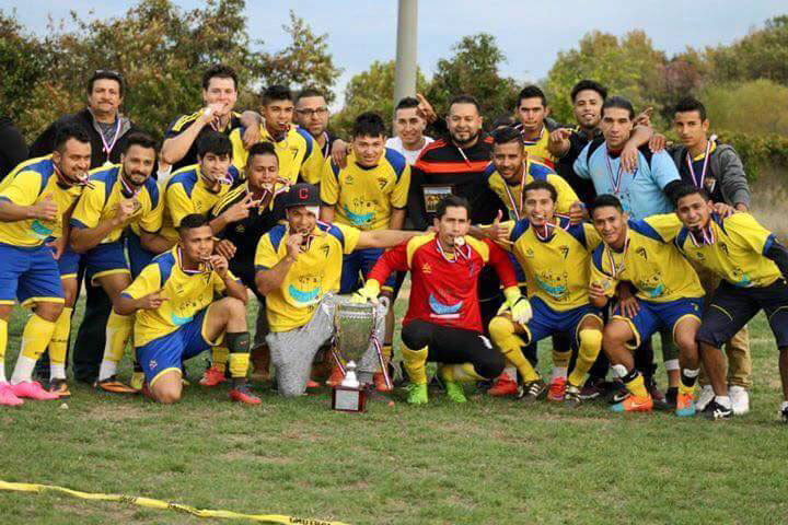 El Cádiz CF de Glen Burnie, celebrando el campeonato de liga