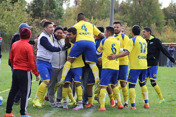 El Cádiz CF de Glen Burnie celebra un gol