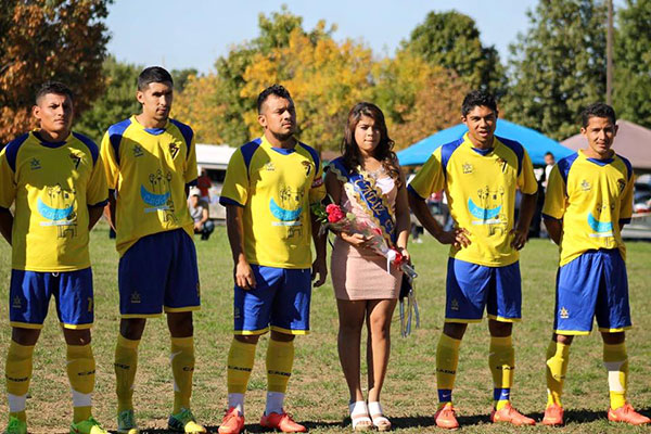 La madrina cadista, Stephanie Alvarado, con los jugadores del Cádiz CF de Glen Burnie