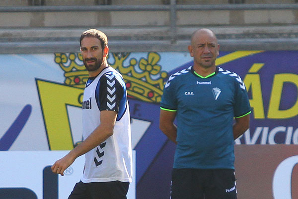 Claudio Barragán junto a Juanjo en un entrenamiento del Cádiz CF / Trekant Media