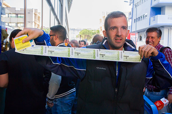 Un aficionado con entradas para el Cádiz CF - Real Madrid CF / Trekant Media