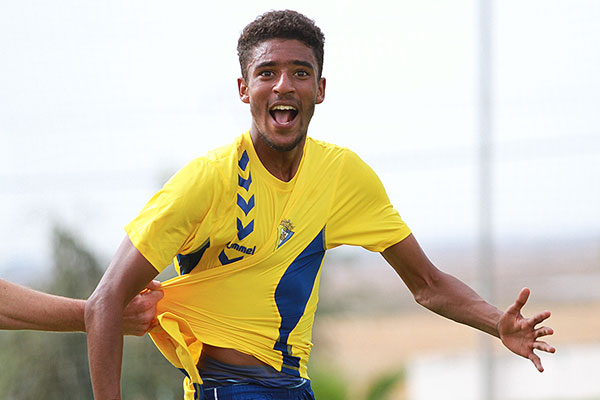 Román celebra un gol con el Cádiz CF B / Trekant Media