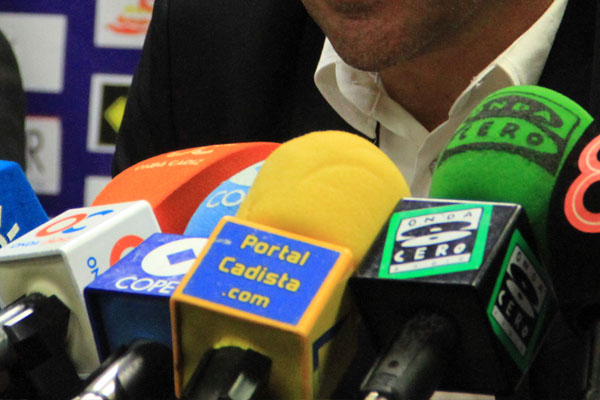 Micrófonos en la sala de prensa del estadio Ramón de Carranza / Trekant Media