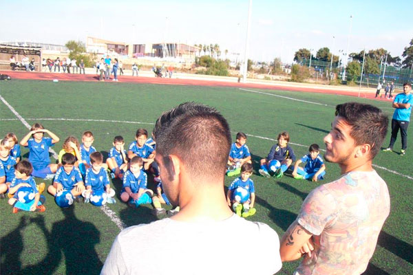 Tomás y Alberto Quintana, con la Escuela Michael Robinson / cadizcf.com