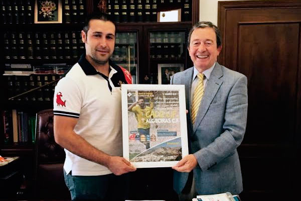 Entrega del cartel del Cádiz CF - Algeciras CF en el Ayuntamiento de Benaocaz / cadizcf.com