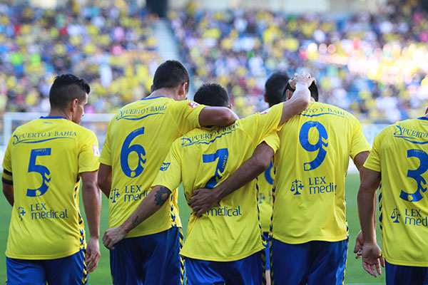 Los jugadores del Cádiz CF se abrazan tras anotar un gol / Trekant Media