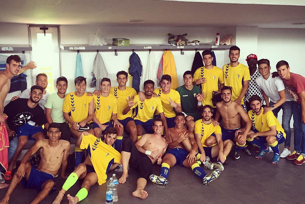 El equipo del Cádiz CF B celebra la primera victoria de liga en el vestuario / Instagram @alexguerrero7