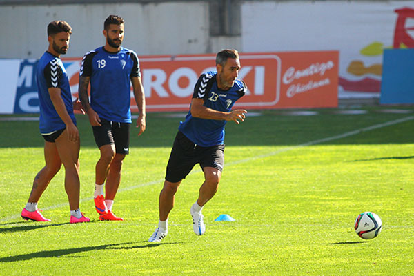 El equipo del Cádiz CF, en un entrenamiento en el estadio Ramón de Carranza / Trekant Media