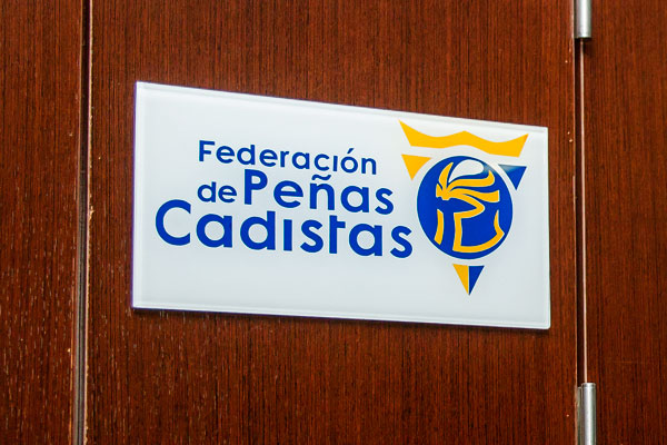 Acceso a la Federación de Peñas Cadistas, en el interior del estadio Ramón de Carranza / Trekant Media