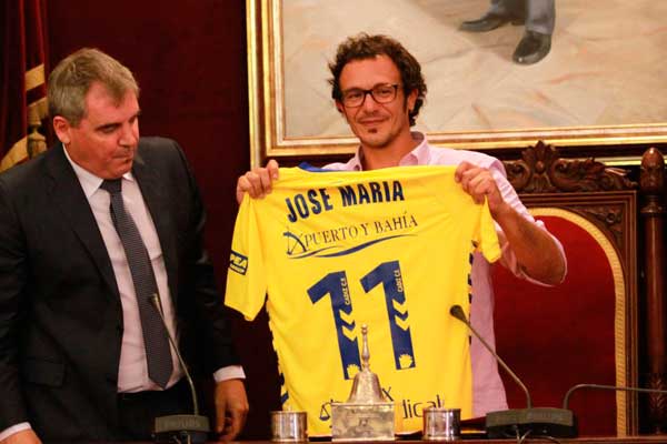 El alcalde de Cádiz con la camiseta personalizada / Trekant Media