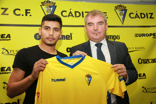 Luis Pavez con Manuel Vizcaíno en la presentación en el Cádiz CF / Trekant Media