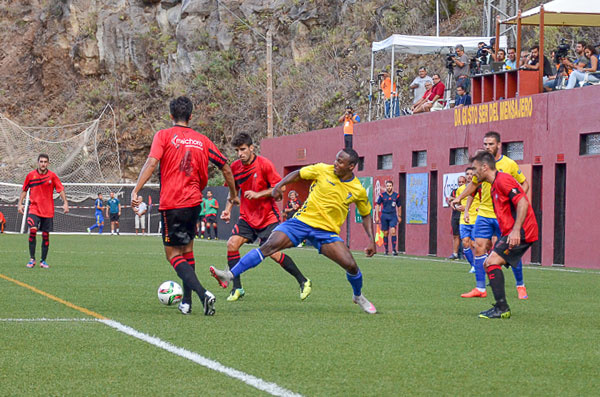 Acción del juego entre el CD Mensajero y el Cádiz CF en Copa / David Amador - portalcadista.com