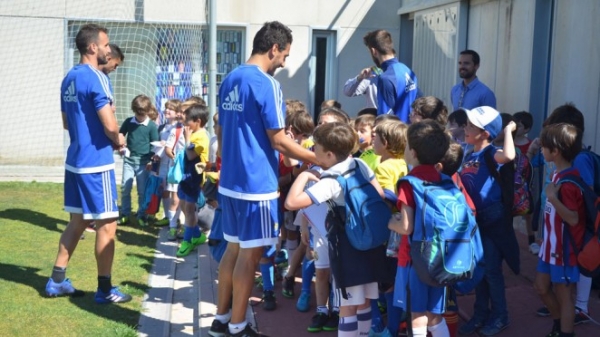 Alumnos del colegio Guadalete con los jugadores del Cádiz CF / Trekant Media