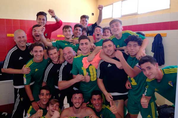 El Balón de Cádiz CF Juvenil celebra la permanencia / cadizcf.com