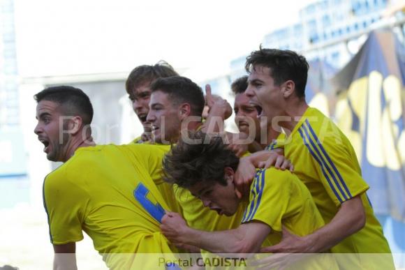 El Cádiz B celebra uno de sus goles en Carranza