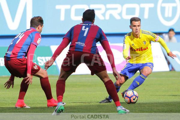 Aketxe controlando el balón ante el Levante. / Trekant Media