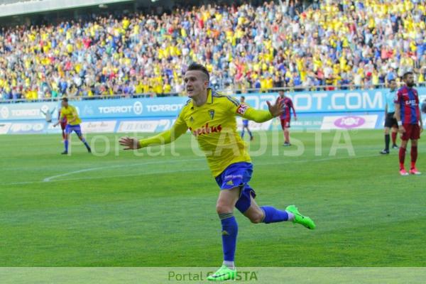 Salvi celebra su gol