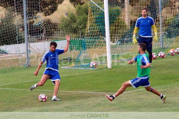 Carpio y Servando disputando un balón este jueves en El Rosal