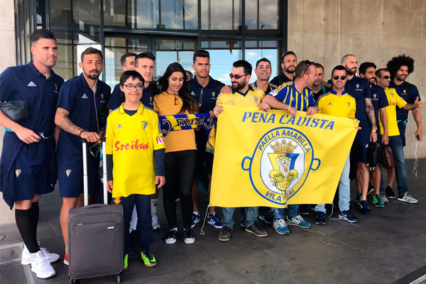 La Peña Cadista Paella Amarilla con los jugadores del Cádiz CF