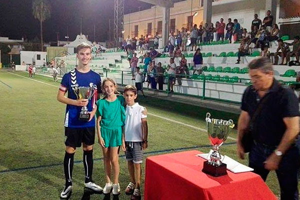 El capitán del Balón de Cádiz Juvenil recoge el Trofeo de subcampeón