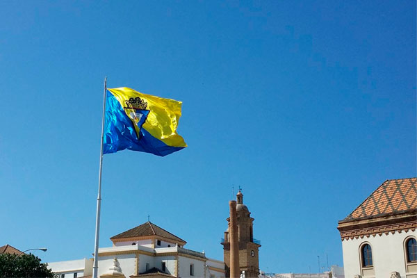 Bandera del Cádiz CF en la Plaza de Sevilla