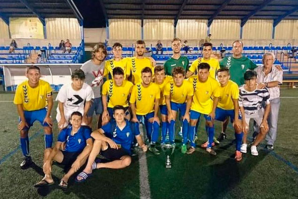 El Cádiz CF Juvenil celebra el trofeo conseguido en Chipiona