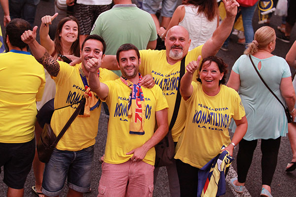 Miembros de la Peña Cadista Komatilikos celebrando el ascenso del Cádiz CF / Trekant Media