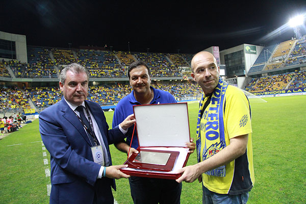 Manuel Vizcaíno entregó la placa de agradecimiento a la afición cadista / Trekant Media