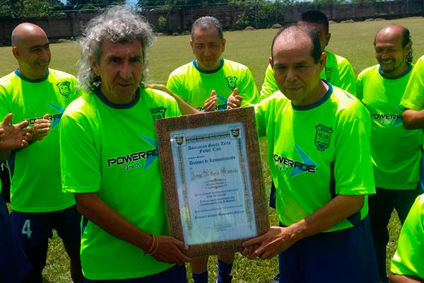 Homenaje del Santa Tecla FC a Mágico González