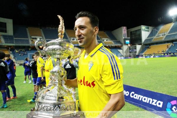 Migue con la copa de subcampeón del 62º Trofeo Ramón de Carranza / Trekant Media