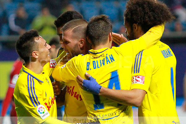 Los jugadores del Cádiz CF celebran un gol ante el Real Zaragoza / Trekant Media