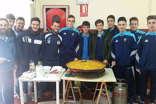 Paella que disfrutó el Cádiz CF Virgili Juvenil invitados por el Nazareno Real Betis