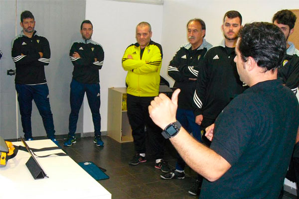 `Técnicos de la cantera en el curso del protocolo médico 'Juega Seguro' / cadizcf.com