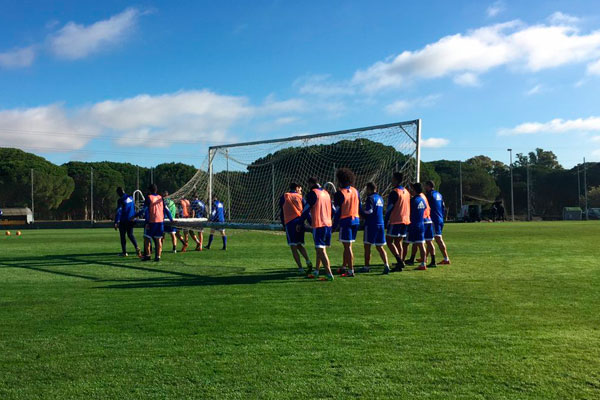 Jugadores del Cádiz CF portan una portería de entrenamiento / Trekant Media