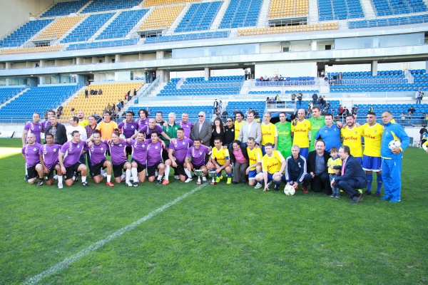 Foto de familia entre jugadores del Vitória de Setúbal y del Cádiz CF Veteranos / Trekant Media