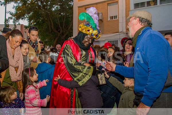 El Rey Baltasar con los vecinos de la barriada de Loreto / Trekant Media